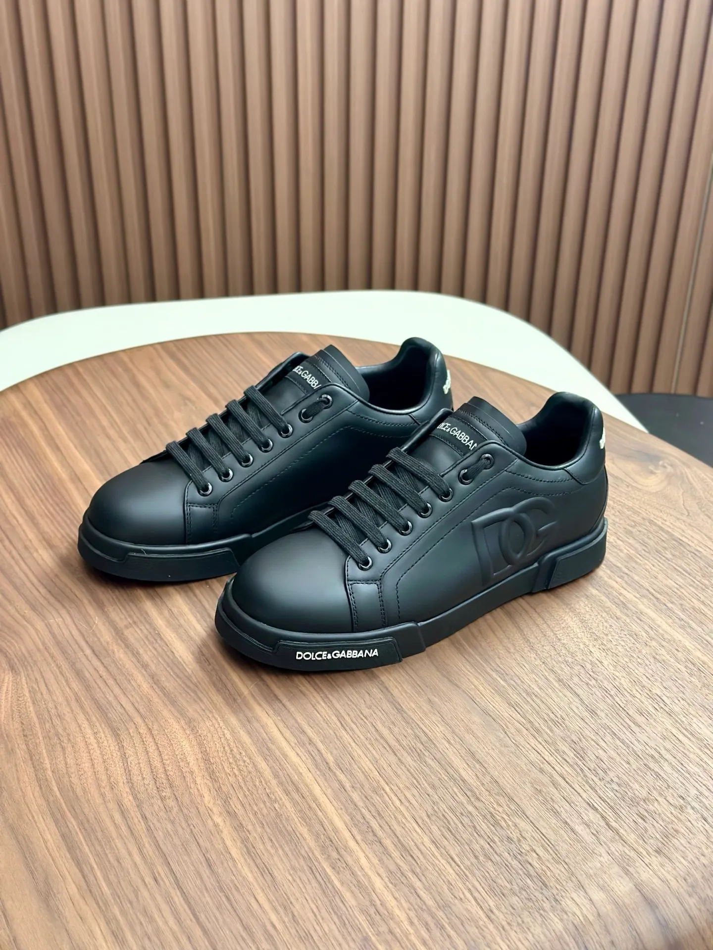 New product 💰800 DG Dolce & Gabbana men's shoes 💰ortofino calfskin sneakers ♞size; 39~44 (customized 38.45.46) Iconic men's shoes 💰ortofino series of sneakers, classic and timeless style, now presented with fashionable details. The calfskin engraved DG logo is a subtle finishing touch. Men's shoes💰ortofino calfskin sneakers: